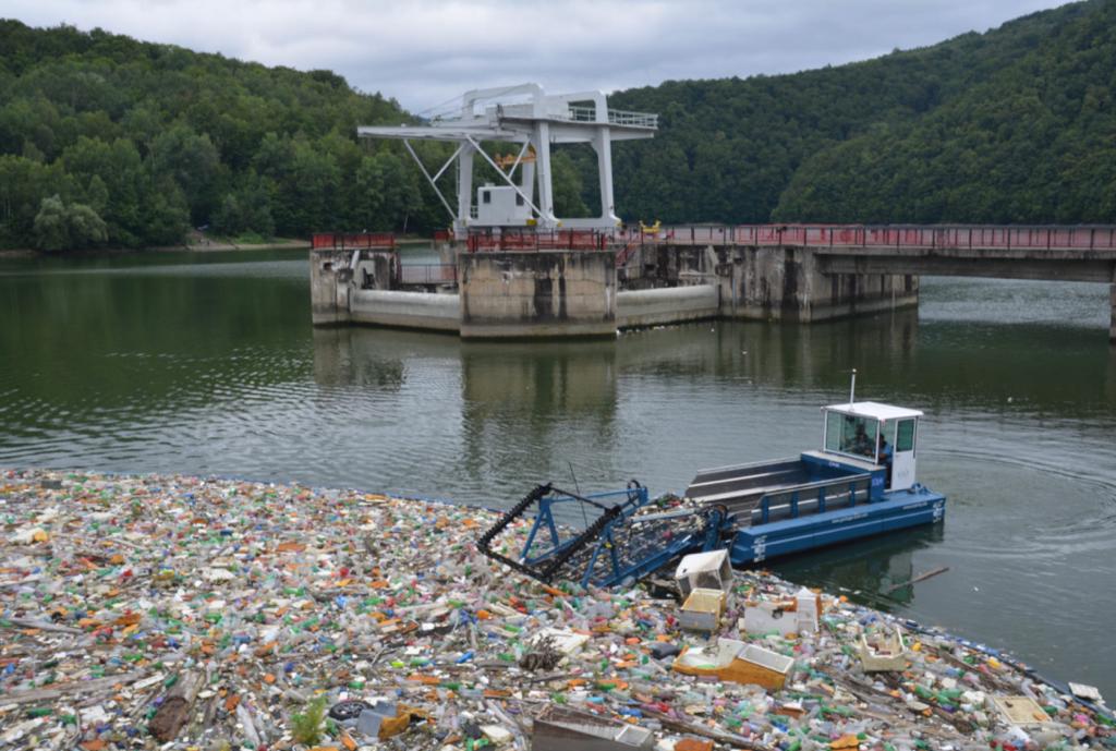 Rycicling Boot säubert den vermüllten Stausee in Visegrad